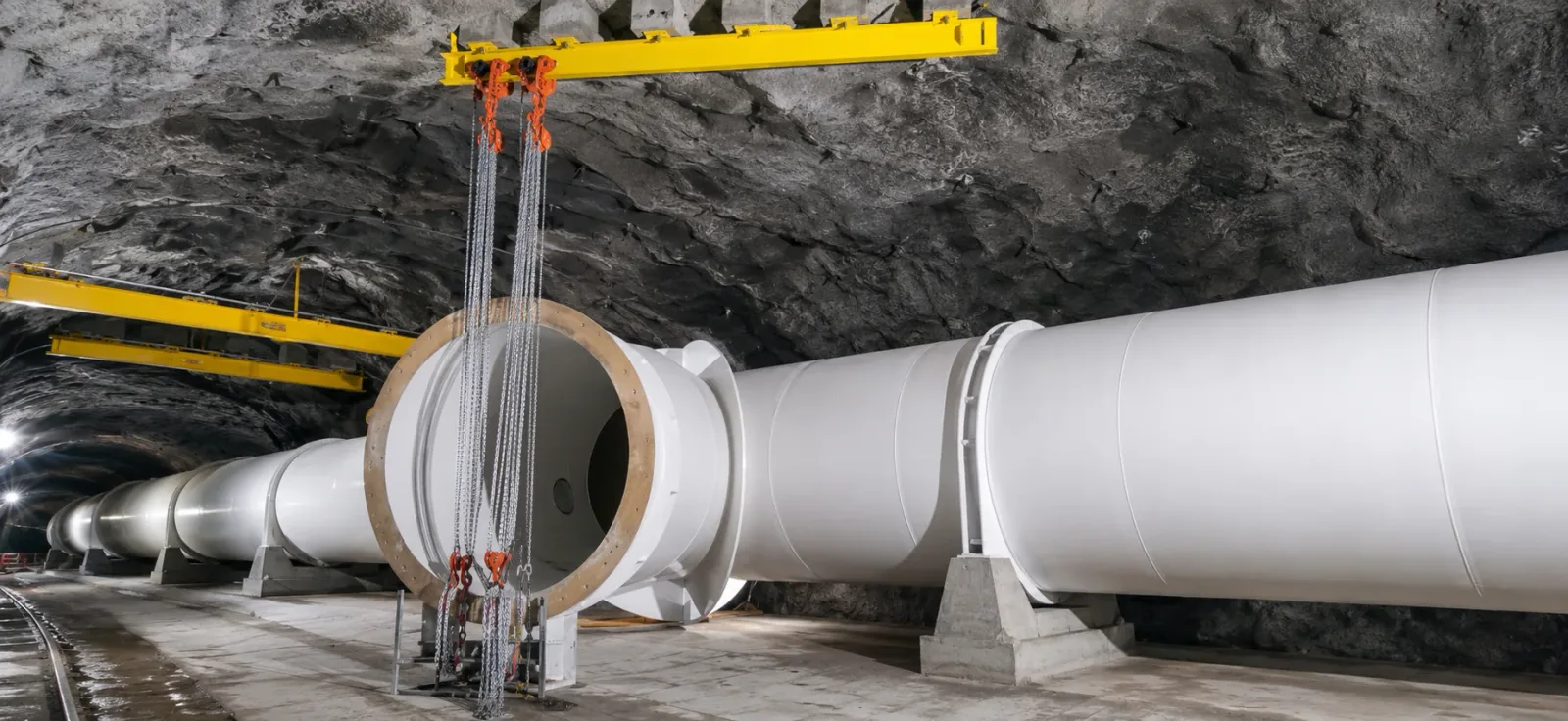 Tubería forzada de gran diámetro instalada en túnel subterráneo
