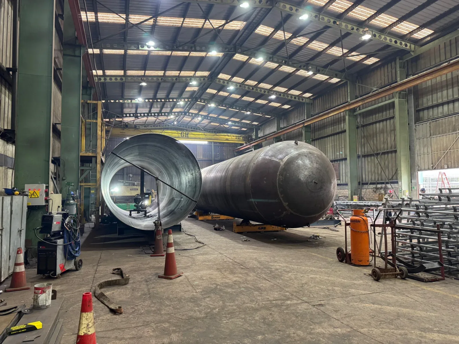 Vista frontal de cabezal de tanque con elementos estructurales de apoyo
