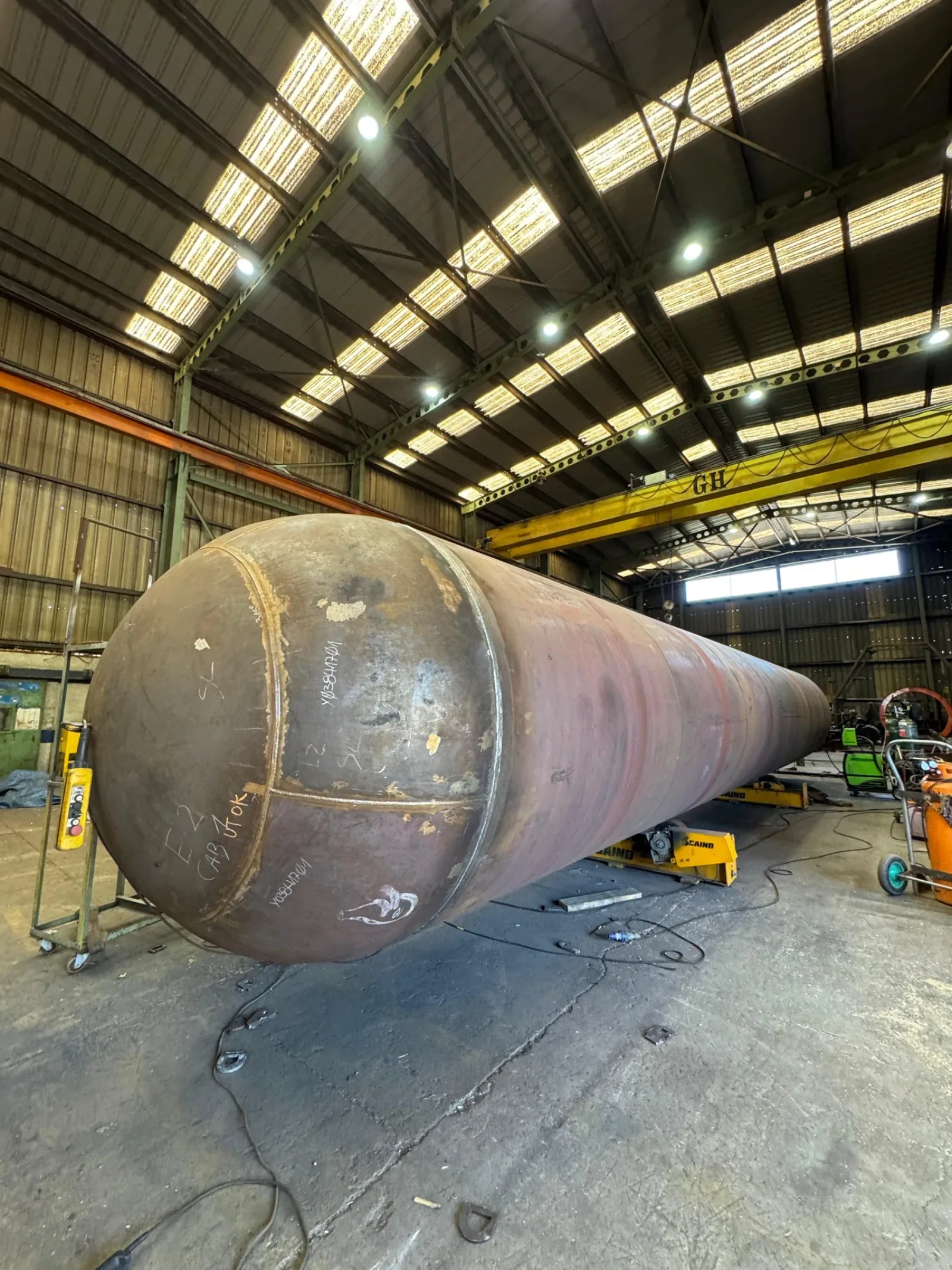 Vista en perspectiva de tanque cilíndrico listo para tratamiento superficial