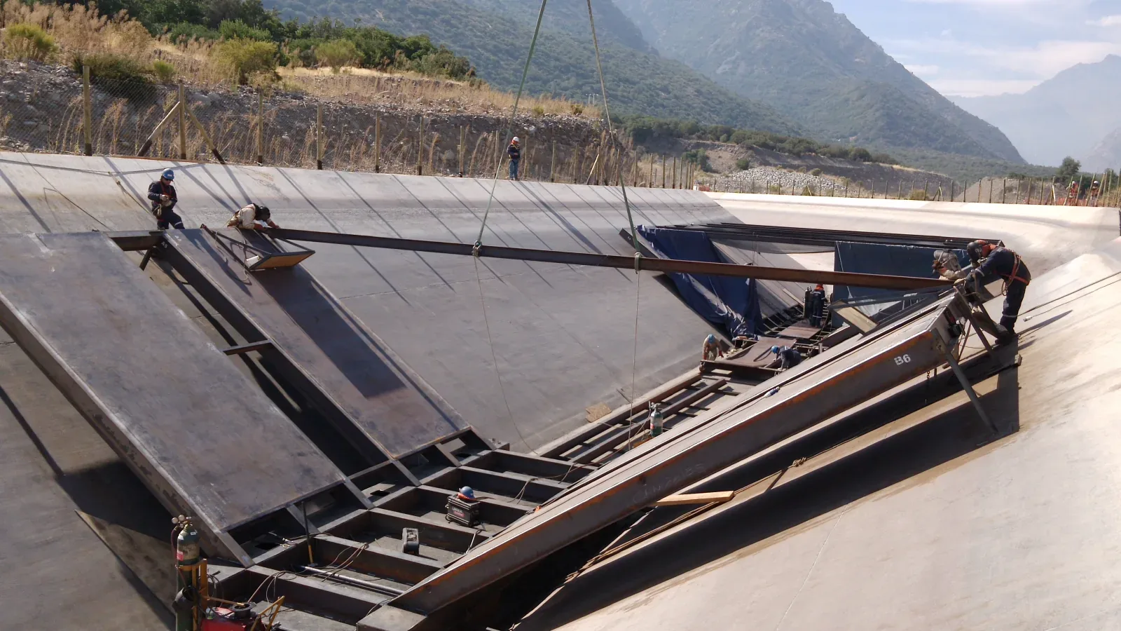 Armado de una compuerta plana de gran tamaño dentro del canal de hormigón, con sus vigas y planchas apuntaladas