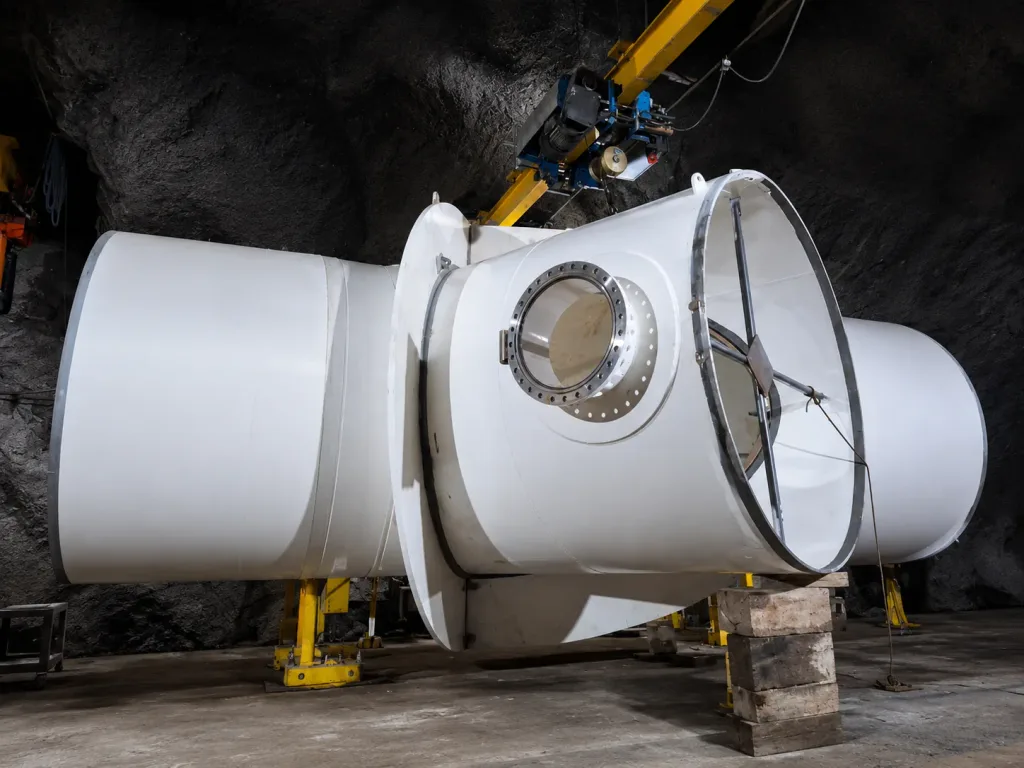 Válvula instalada sobre tubería forzada en túnel