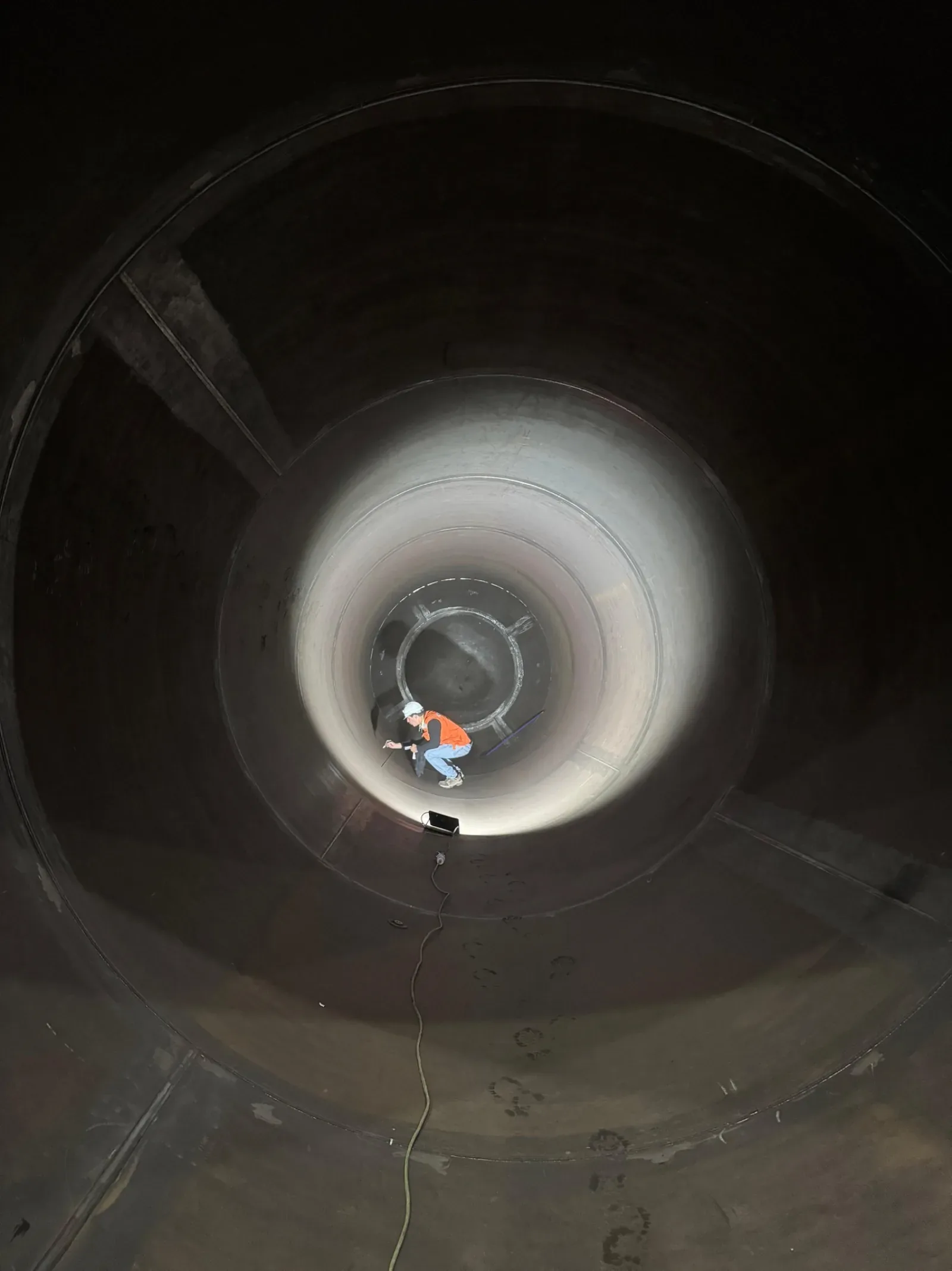 Cuerpo cilíndrico de tanque industrial con monturas de apoyo estructural