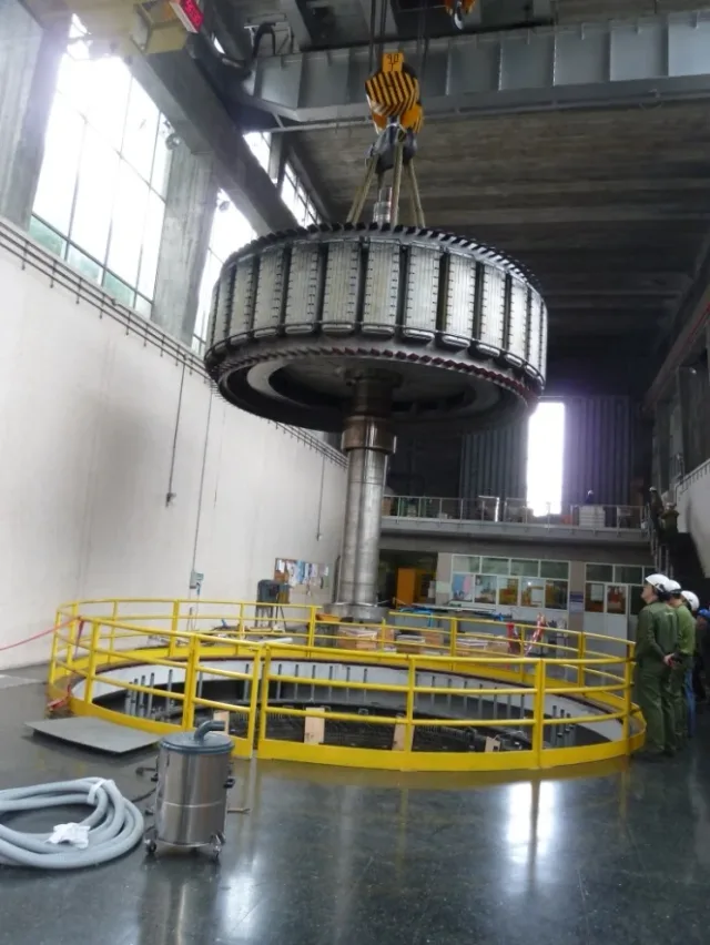 Izaje del rotor del alternador con el puente grúa de la casa de máquinas